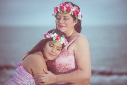 Karla junto a su mamá, Dolores.