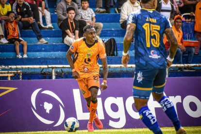 Jordan Chillambo (i) es uno de los jugadores que fue separado de Libertad de Loja, por el supuesto caso de apuestas deportivas.