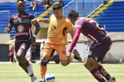 Milton Bolaños (c) también habría incurrido en el caso de las apuestas deportivas.