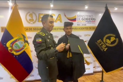 El coronel Patricio Vargas estuvo presente en la graduación de Anthony como guardia de seguridad.