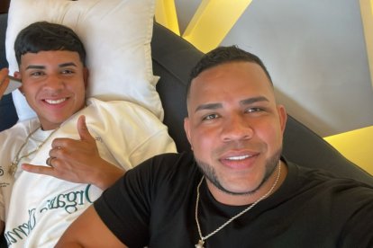 Y el niño creció. Kendry a los 16 años, junto a su padre Ray.