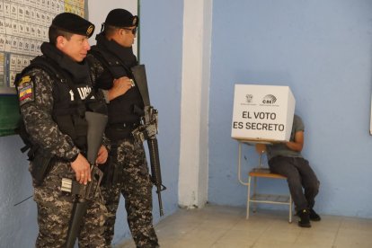 Ministro Zapata destacó la garantía de seguridad en este día de elecciones