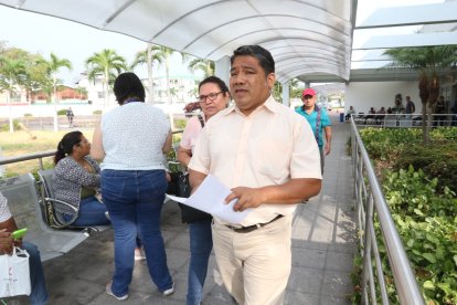 Varios ciudadanos hacen cola para sacar la cédula.