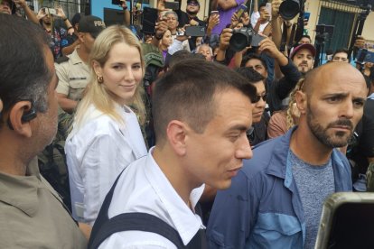 Daniel Noboa llegó a sufragar a Santa Elena.