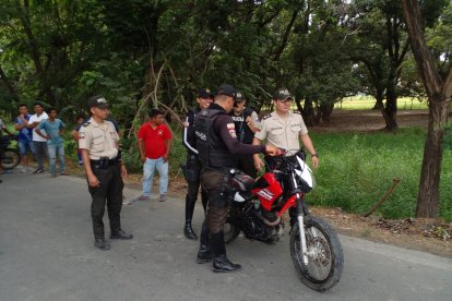 Los agentes revisaron la motocicleta en la cual se desplazaba la víctima.