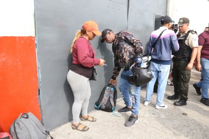 Ángela Rosales cuidó gratis las mochilas a las personas para que plastifiquen la papeleta de votación en su pequeño negocio.