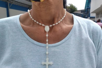 Con la bendición. Algunos electores llevaron su Biblia, rosario o escapulario. Otros fueron ‘bien orados’.