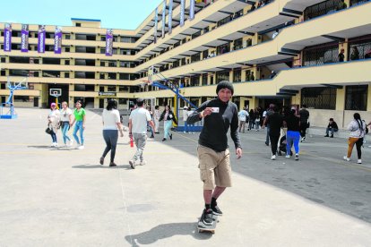 Ante los cierres de calles cercanas a los recintos electorales, un ciudadano optó por llegar a su lugar de votación en patineta.