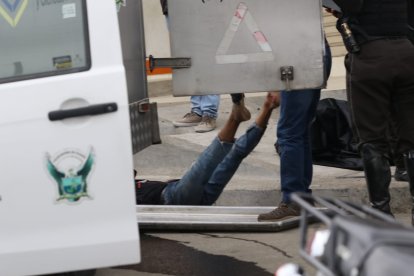 Balearon a una persona que iba en moto, en la vía a Daule.