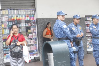 Por seguridad, las trabajadoras sexuales se ubican cerca de agentes metropolitanos.