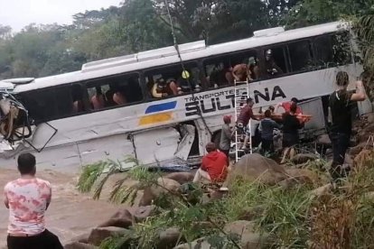 El vehículo de transporte terminó en el río luego de que el conductor perdiera el control.