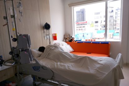 El joven tiene destrozada la pelvis y la uretra.