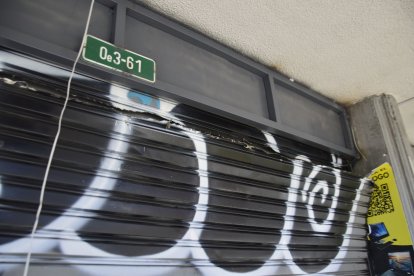 Según la Policía la puerta del local tecnológico fue abierta con una amoladora.