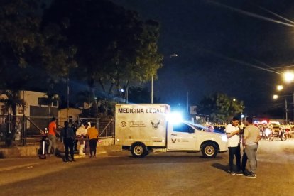 Los agentes revisaban los cuerpos, mientras los curiosos comentaban sobre el posible motivo del doble crimen.