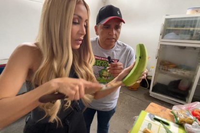 Jasu enseñándole a Jerson Ruiz cómo se pela un plátano.