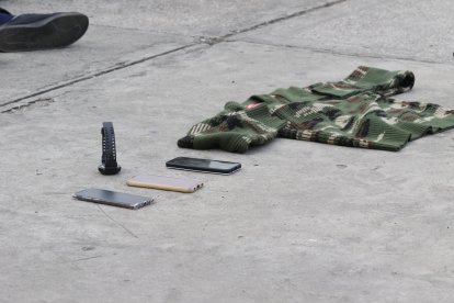 Celulares, chalecos y municiones fueron parte de las evidencias que hallaron a los detenidos.