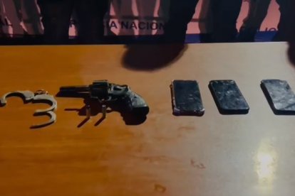 Los sujetos detenidos en Guamaní trataron de evadir a los agentes. Tenían un arma de fuego y esposas.