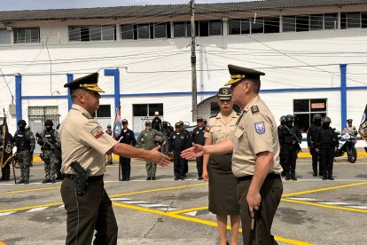 Los comandantes entrante y saliente saludando durante la ceremonia de relevo de mando.