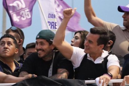 El luchador Chito Vera (i) acompañó durante la campaña política a Daniel Noboa (d), quien ganó las recientes elecciones presidenciales.