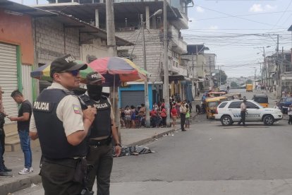 Policías intentaron impedir el registro fotográfico del crimen.