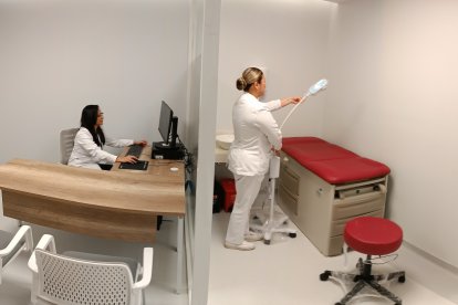 La doctora Elizabeth Gamarra, jefa del departamento de Radioncología, y la enfermera Mónica Icaza listas en el nuevo consultorio #1.