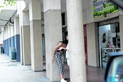 Dos chicas que estaban en una de las calles aledañas se escondieron y desaparecieron apenas notaron la presencia del vehículo de EXTRA.