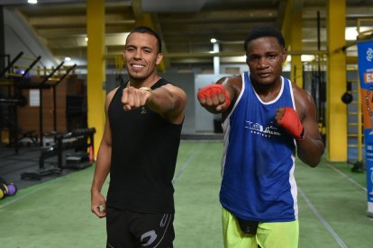 Arnold González (i) pone en juego su invicto en el combate ante Edwin Bennett (d).