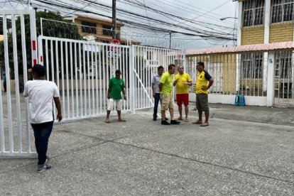 Los vecinos se reúnen constantemente para cuidar el vecindario.