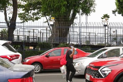 El comercio informal, presente en los exteriores del Malecón.
