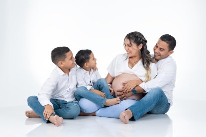 Loty junto a su  esposo, Édgar Moreira y sus hijos, Mathias y Emilio. Ismael está en camino.