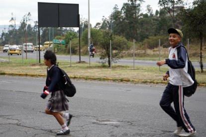 En el redondel de Gualo, los transeúntes tienen que esquivar los carros para evitar ser arrollados.