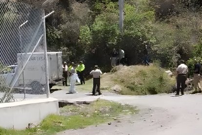 El cuerpo hallado en un riachuelo fue llevado a Criminalística, donde pudo ser identificado.