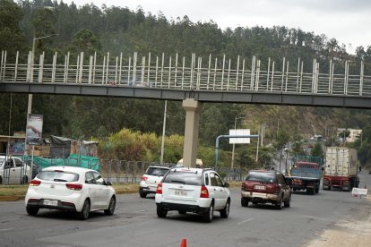 En el sector de Gualo están construyendo un puente peatonal por los constantes atropellamientos que se ha dado en el lugar.
