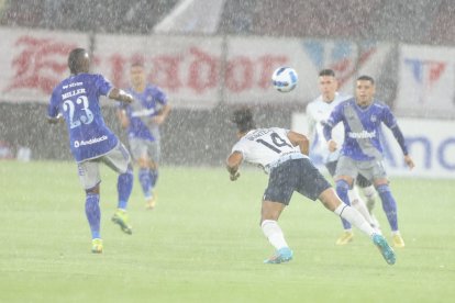 El juego se detuvo en los primeros minutos por el aguacero.