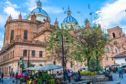 Ciudad. Mercado de las flores en Cuenca
