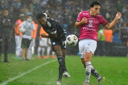 Emelec jugó la final de la LigaPro 2021 ante Independiente del Valle, bajo una intensa lluvia.