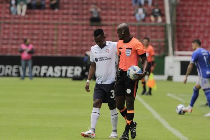 Renato Ibarra y el árbitro Augusto Aragón en un partido sin problemas en los primeros 45 minutos.