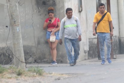 Las personas deben caminar por la calle, porque las trabajadoras sexuales ocupan las veredas en varios sectores de la vía a Daule.