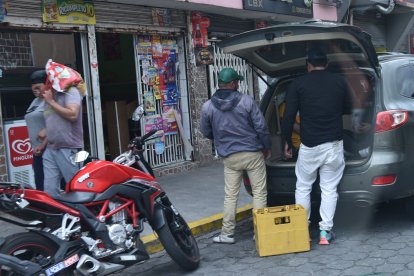 Luego de las ‘pachangas’, los jóvenes se reúnen en las aceras para beber licor.