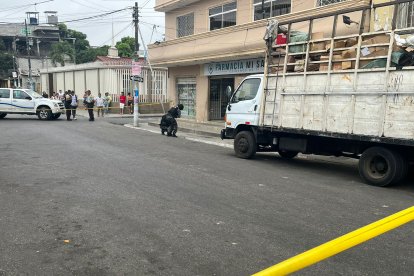 En la 23 y la O se halló un objeto explosivo, que fue retirado para su detonación controlada.