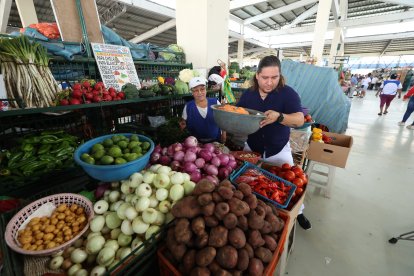 Él ayuda a su madre a ordenar el puesto, y lleva ciertos encargos puerta a puerta.