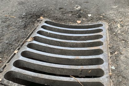 El Cuerpo de Bomberos capitalino pide no tapar las alcantarillas.