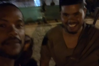 Dumar Franco acompañando en un campamento militar a uno de sus sobrinos.