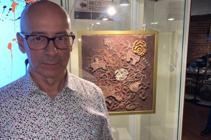 El artista Marcos Restrepo junto a su obra 