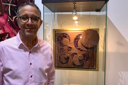 El artista ecuatoriano Xavier Patiño junto a su obra 