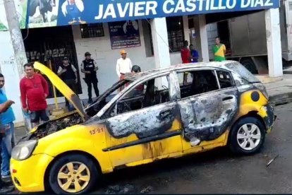 Este es el taxi que encontraron incinerado en las calles Malecón y Manuela Cañizares, centro de la ciudad, y que tendría relación con el asesinato registrado en Las Palmas.