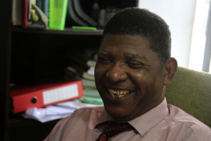 Chalá es bromista y aficionado a toda clase de género musical.