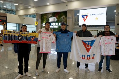 Danny Maigua, Sahid Oscullo, Andrés García, Andrés Oscullo y Said García llegaron al aeropuerto en busca de autógrafos.