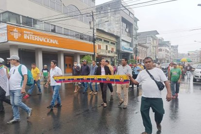 Una bandera tricolor fue empleada en la manifestación.