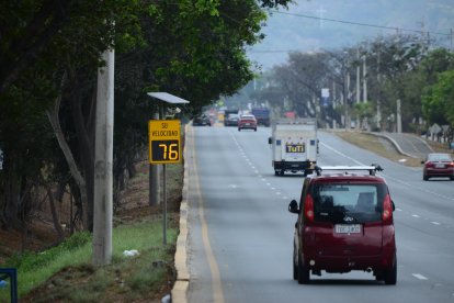 Los radares que controlan los límites de velocidad siguen instalados a lo largo de la vía a la costa.